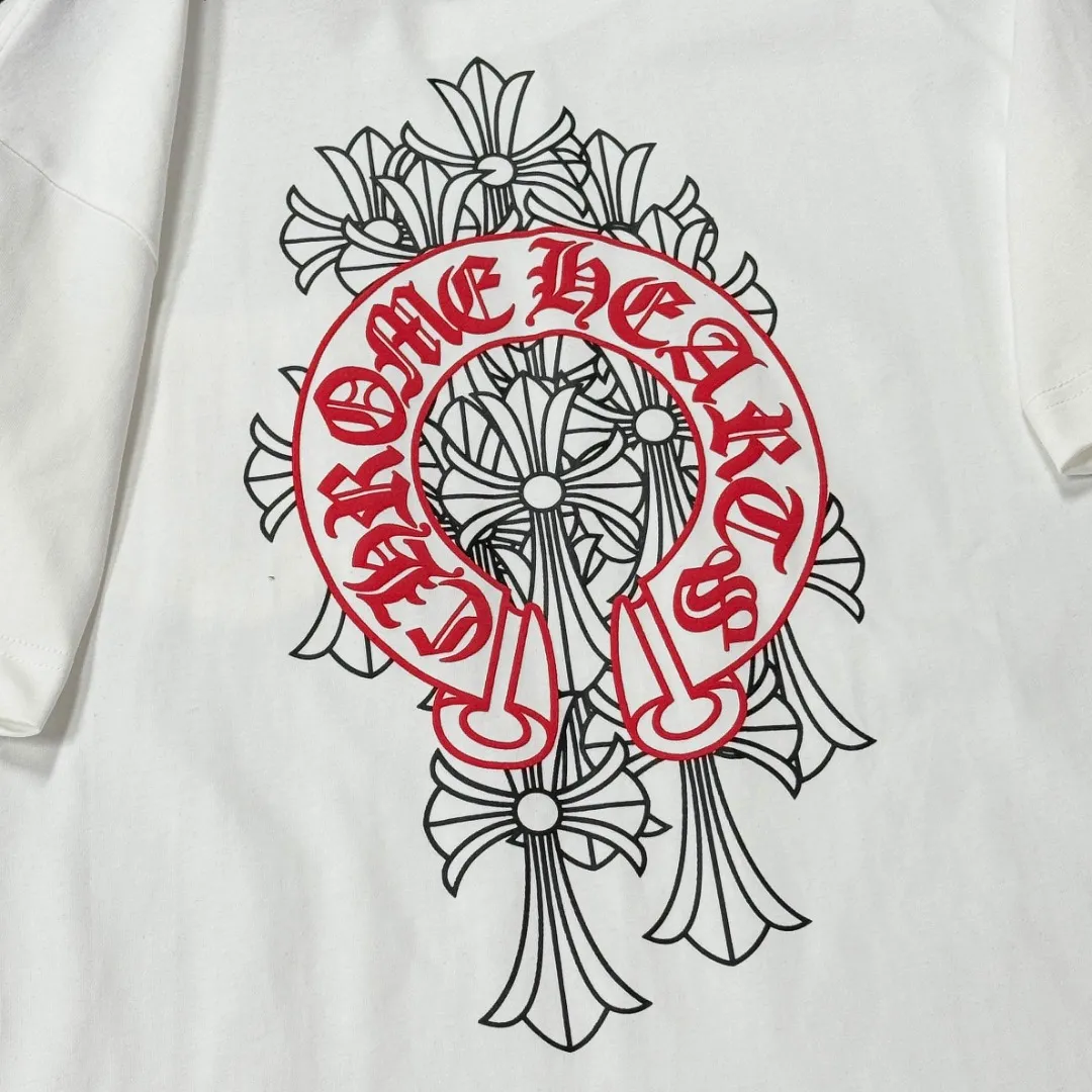 P170 Chrome Hearts 25 high-end versions. The fabric is made of 300 grams of high-density pure cotton. It does not deform or shrink. It has three labels. It is the same style for men and women. Technology: suede foaming + digital printing. Color: white, black. SIZE: S-XL.